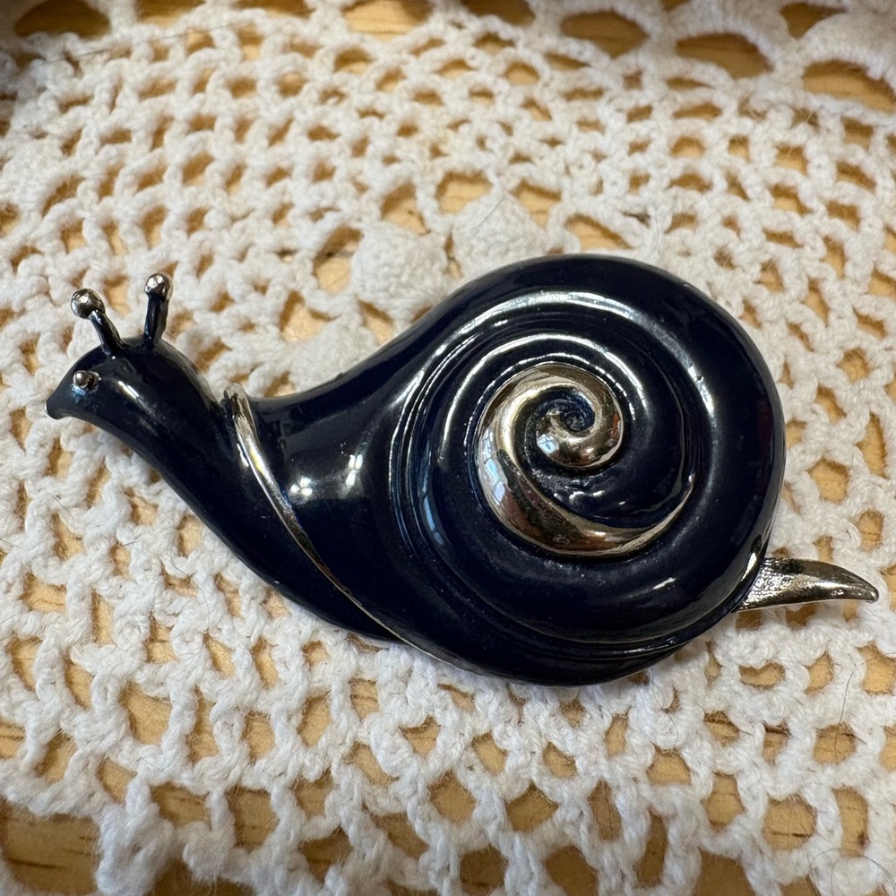 P86 Gorgeous Navy Blue and Silver Snail Brooch